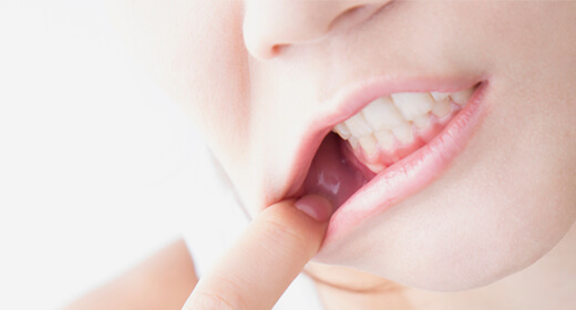 歯ぐきの腫れや出血は歯周病かもしれません